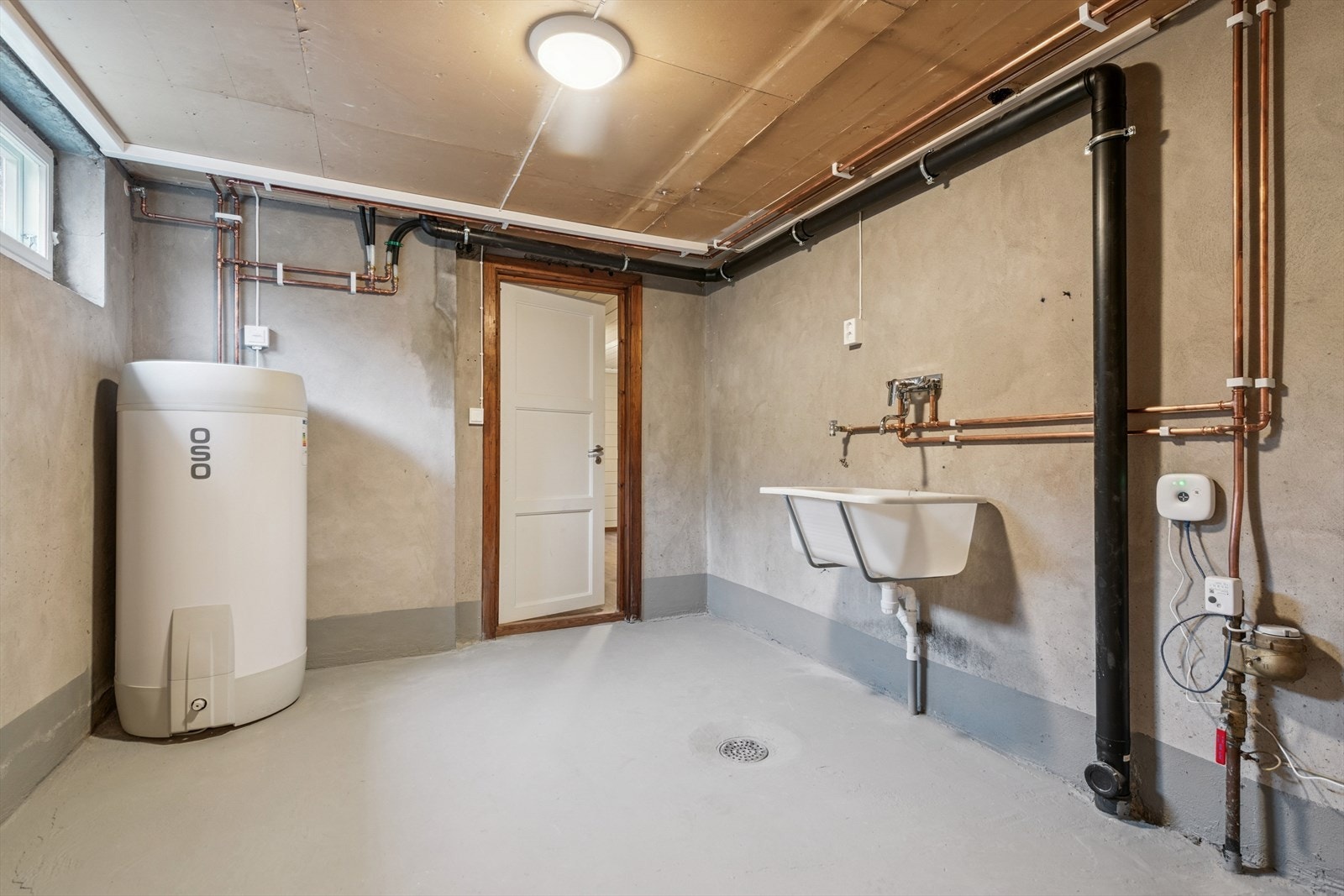 Vaskerom/teknisk rom med oppgradert el-anlegg og nyere varmtvannsbereder. Galleribilde