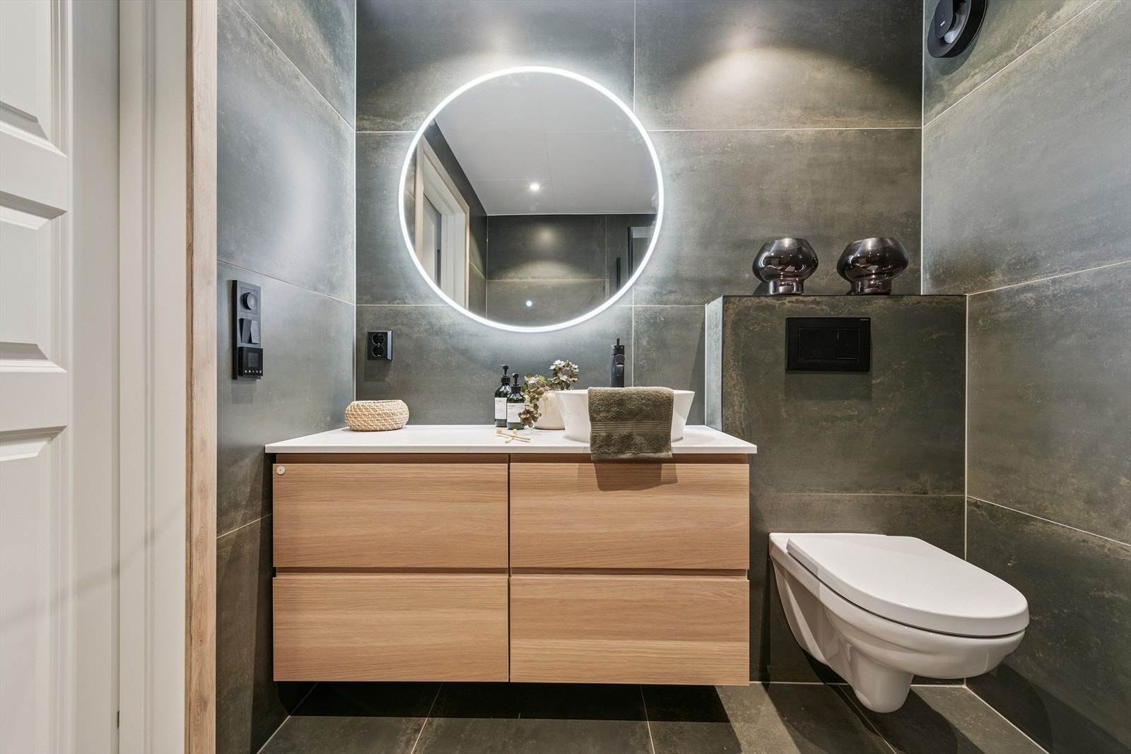 Badet er nytt og lekkert, med moderne innredning og vegghengt toalett. Galleribilde