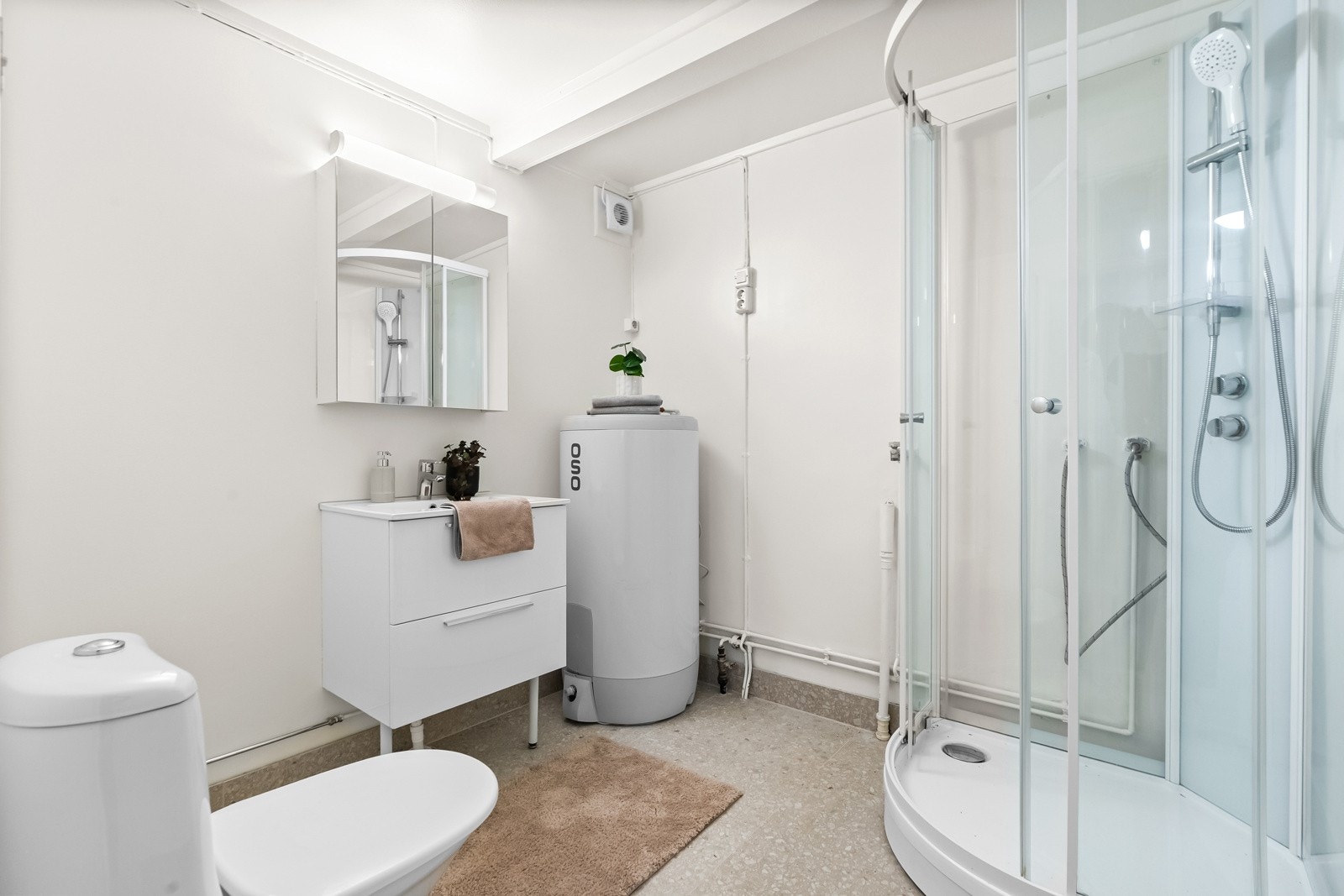 Delvis flislagt bad med malte veggflater og varmekabler Galleribilde