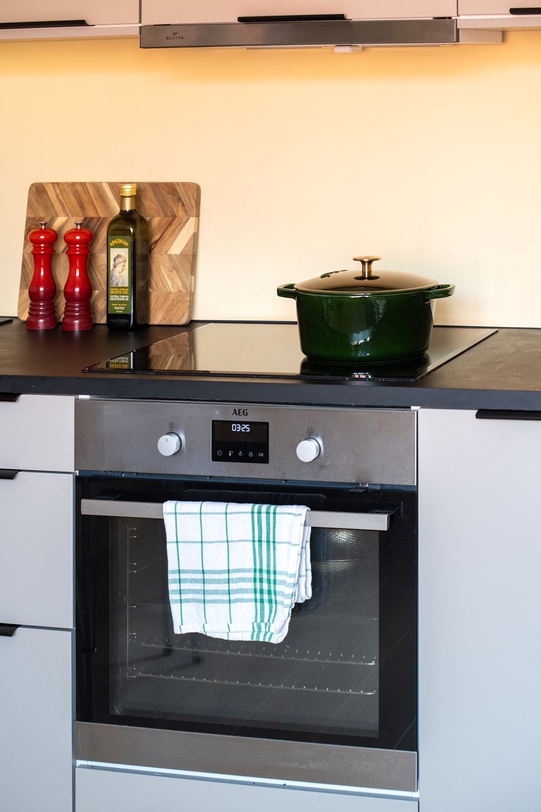 Det er tilkoblet avtrekksventil i overskap Galleribilde