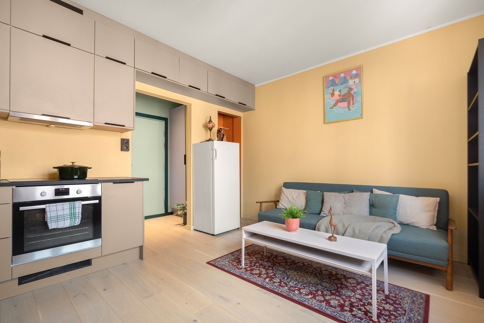 Leiligheten har et smakfullt fargevalg på veggene som står i stil med parkettgulvet Galleribilde