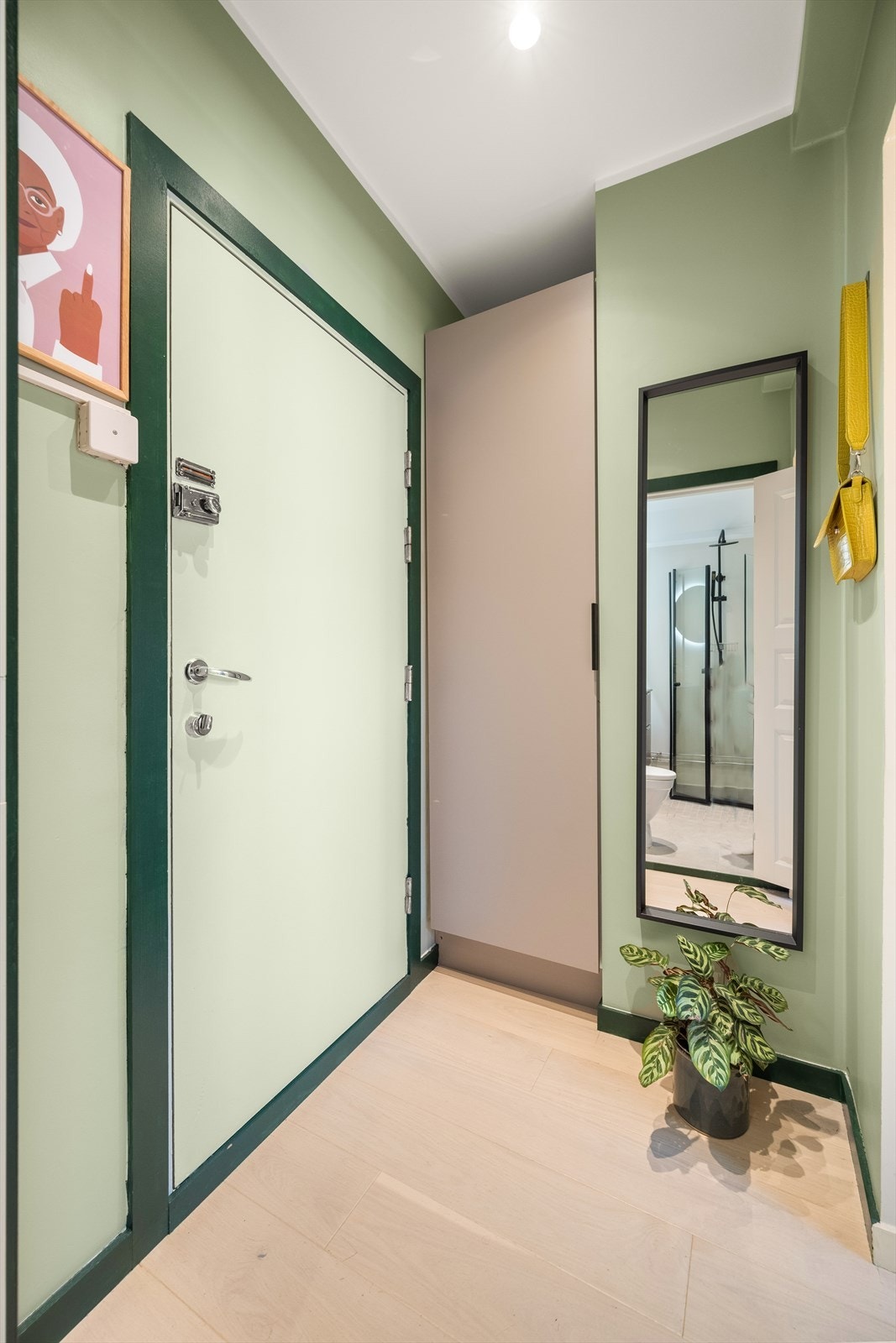 Garderobeskap i entré medfølger Galleribilde