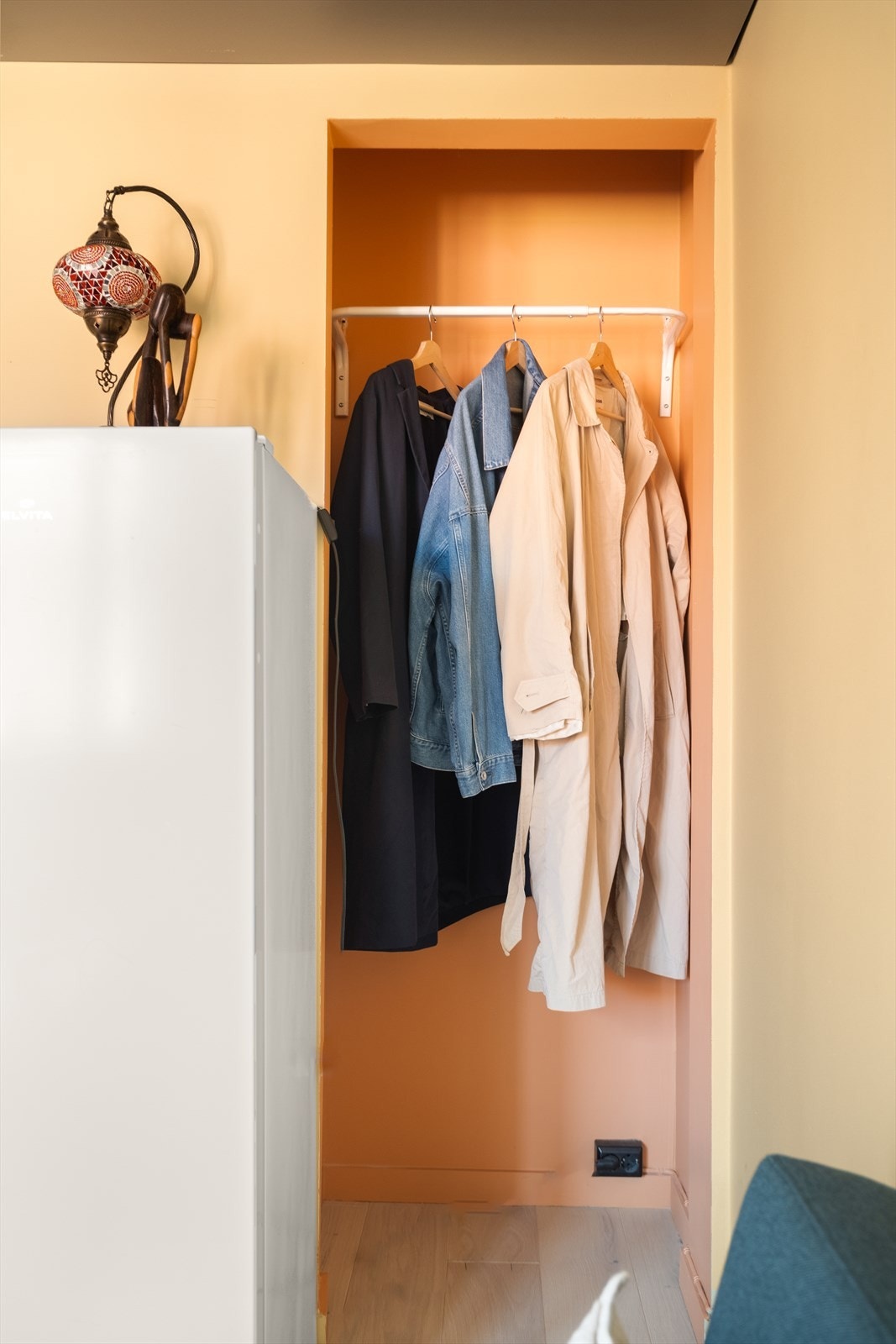 I stuen er det et praktisk kott for ekstra oppbevaring Galleribilde