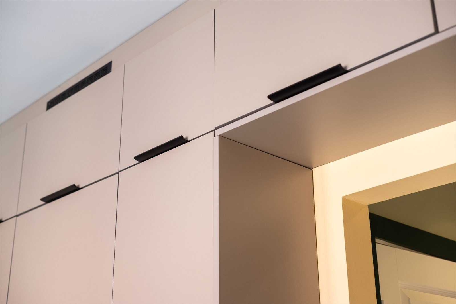 Kjøkkenet er godt utnyttet med rikelig av skapplass Galleribilde