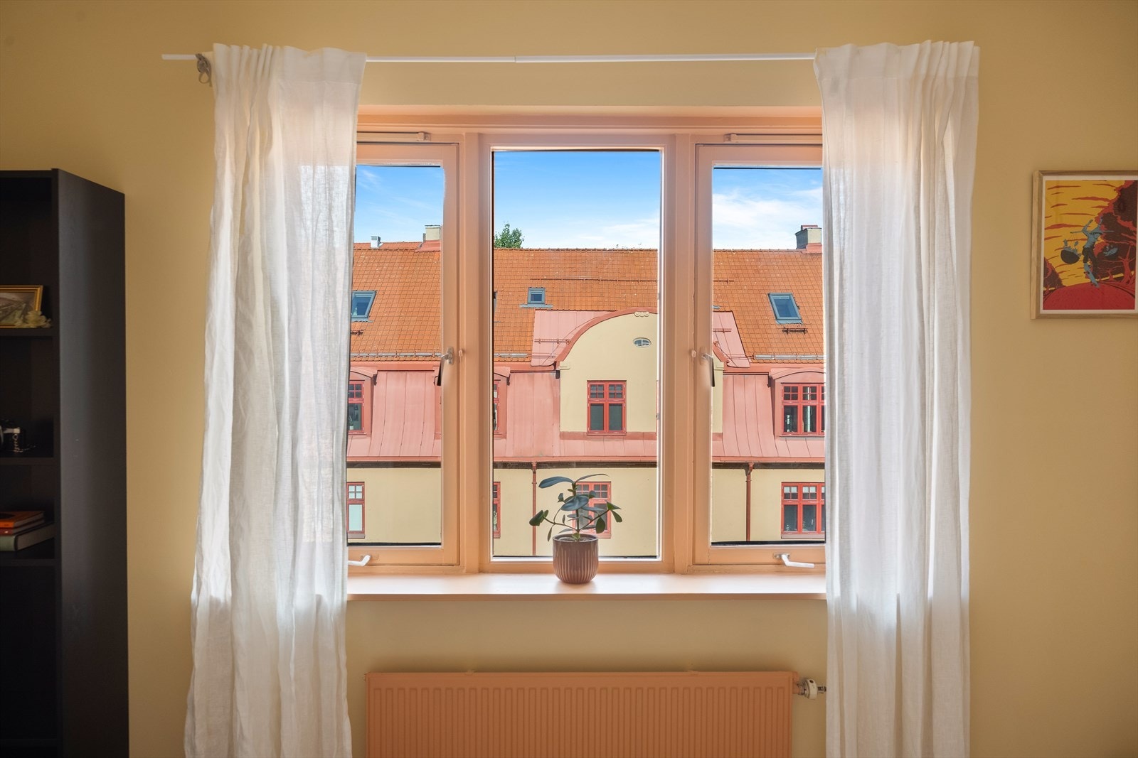 Leiligheten ligger i byggets 4. etasje og byr på flotte lysforhold Galleribilde