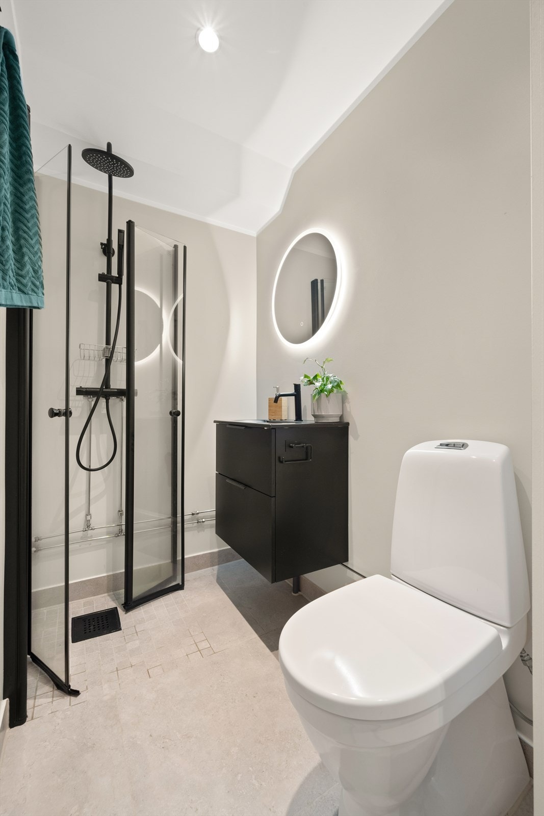 Badet er innredet med servantskap, dusjsone og toalett. Tilgang til fellesvaskeri i kjeller Galleribilde