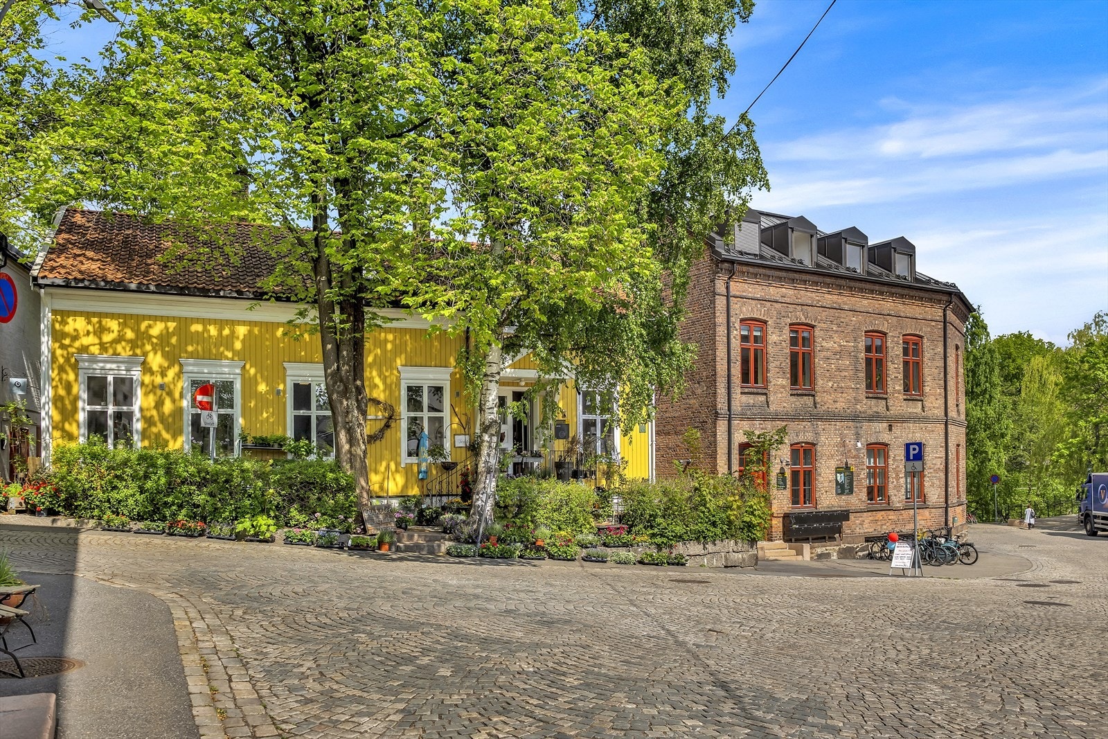 Nærområdet byr på flott arkitektur og grønne lunger Galleribilde