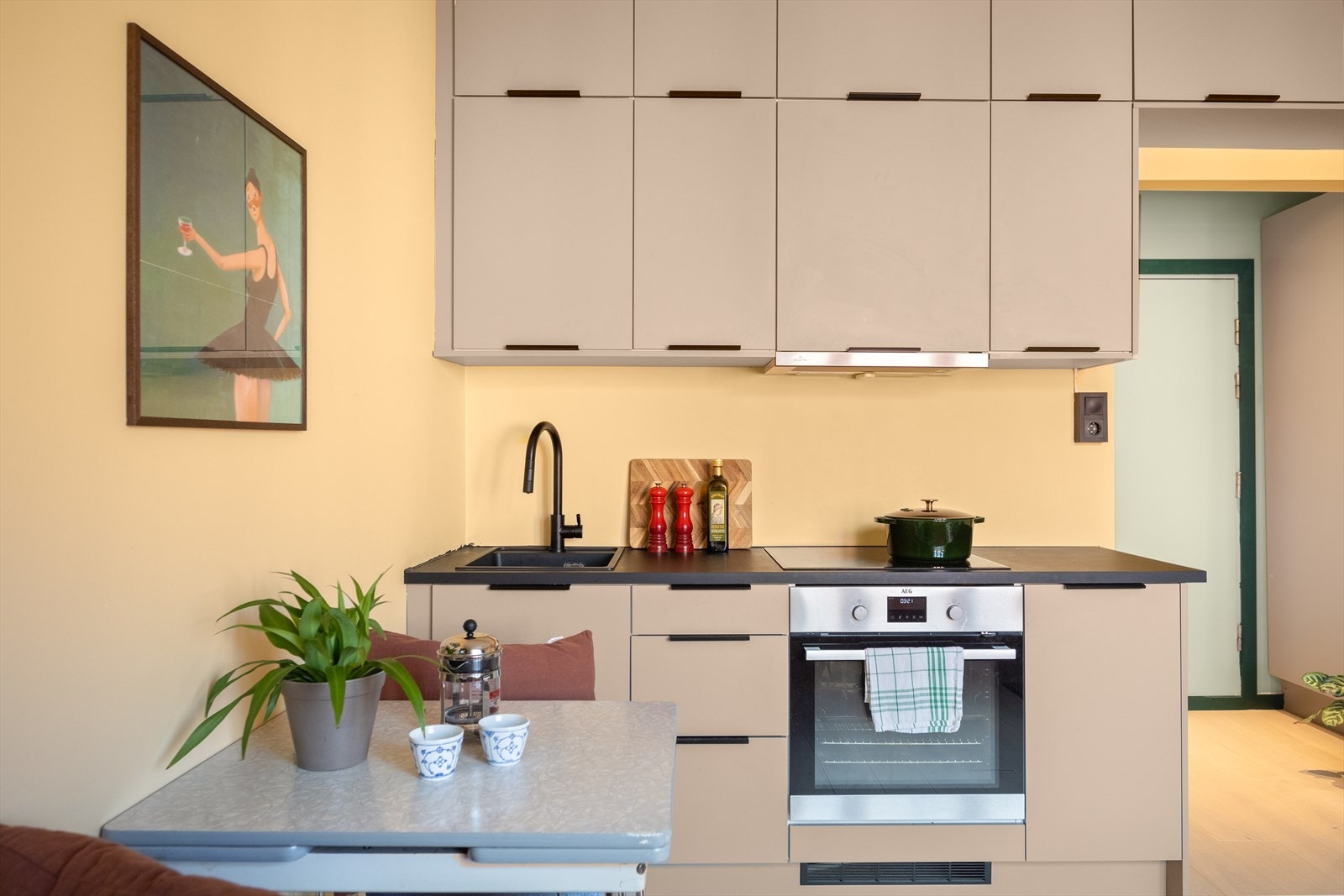 Lekkert HTH-kjøkken fra 2023 med slette fronter og benkeplate i laminat Galleribilde