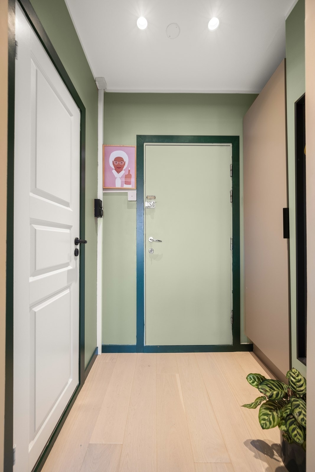 Innbydende entré med plass til å henge fra seg ytterklær og sko Galleribilde