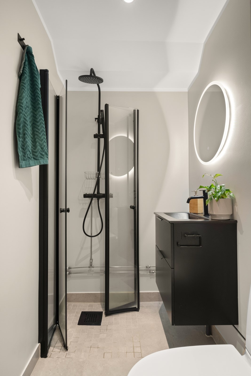 Eldre bad med flis på flis og ny innredning fra 2023 (tidligere eier) Galleribilde