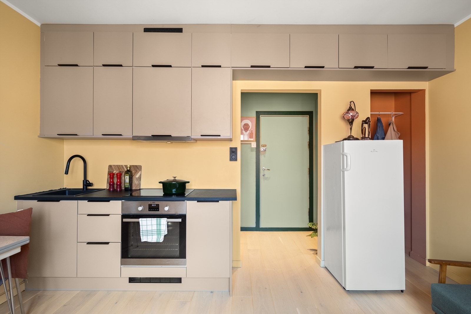 Kjøkkenet er utstyrt med integrert komfyr og nedfelt platetopp Galleribilde