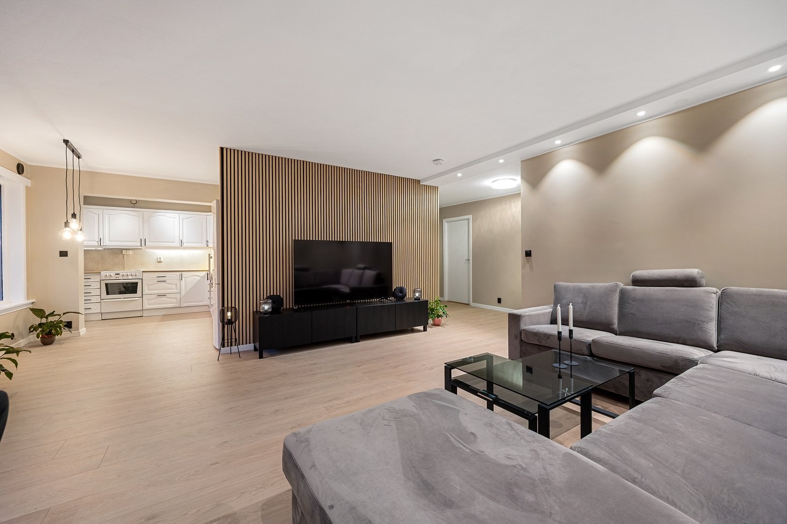 Den åpne løsningen skaper en sosial sone og en naturlig flyt mellom kjøkken og stue. Galleribilde