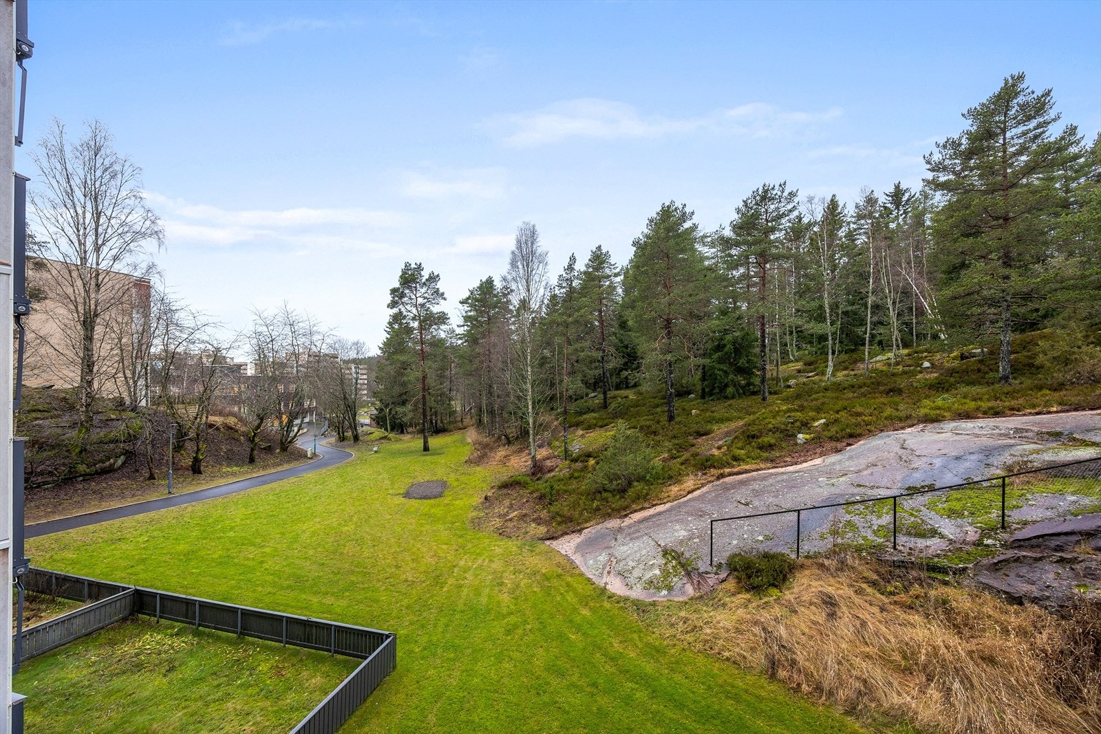 Eiendommen ligger rett ved markagrensen med flotte turmuligheter i Lillomarka. Galleribilde