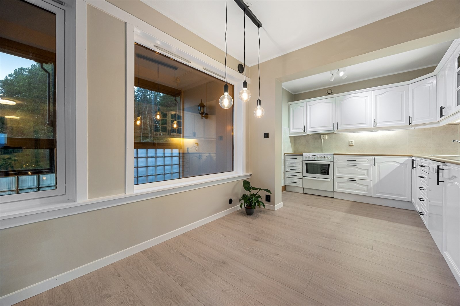 Ved kjøkkenvinduet er det en naturlig plass for et frokostbord. Galleribilde