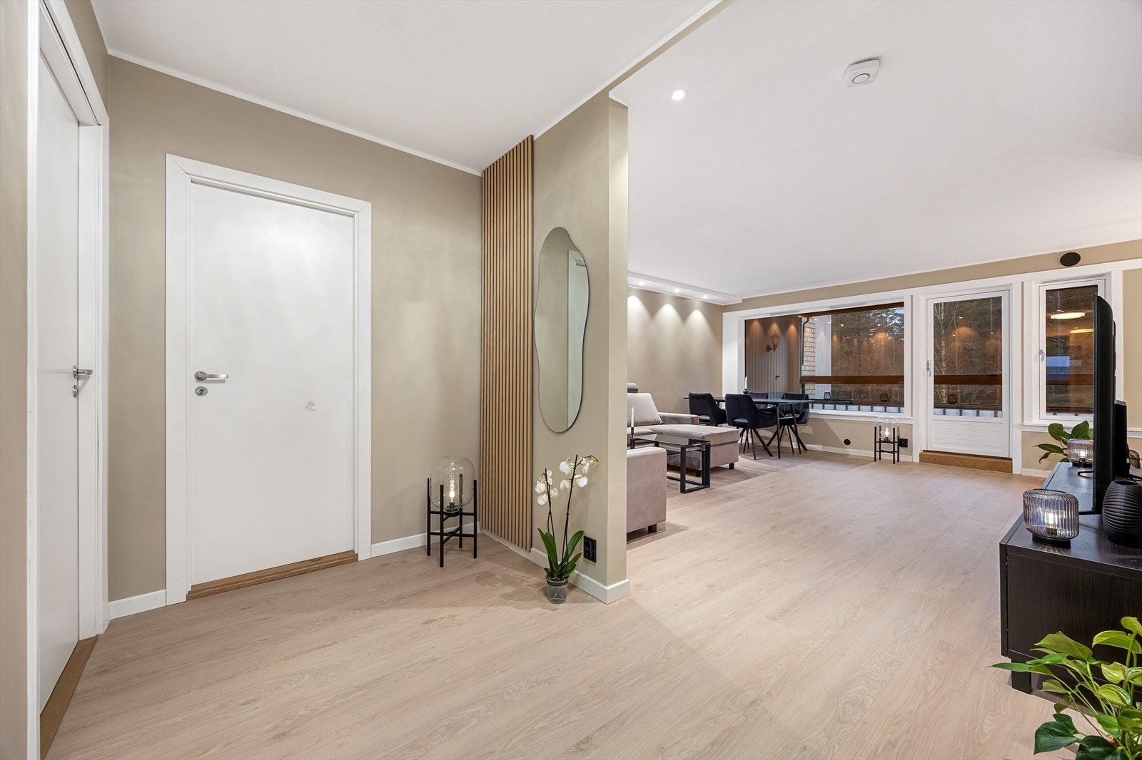 Fra entréen åpner leiligheten seg opp mot et lyst og romslig allrom. Galleribilde