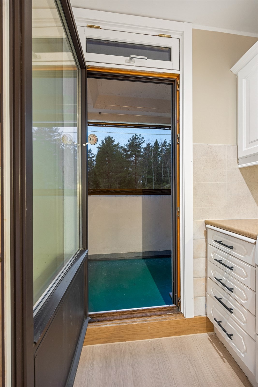 Fra kjøkkenet er det utgang til en praktisk luftebalkong på 2 m². Galleribilde