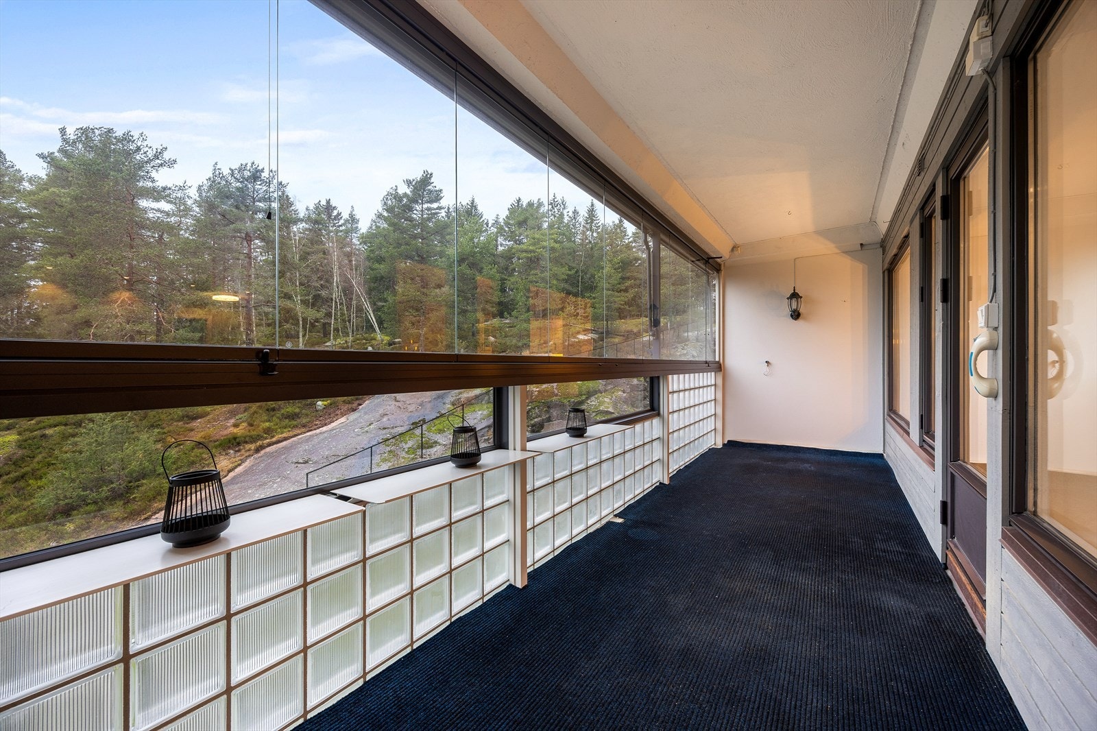 Balkongen er belagt med heldekkende teppe og har rekkverk med glassbyggerstein. Galleribilde