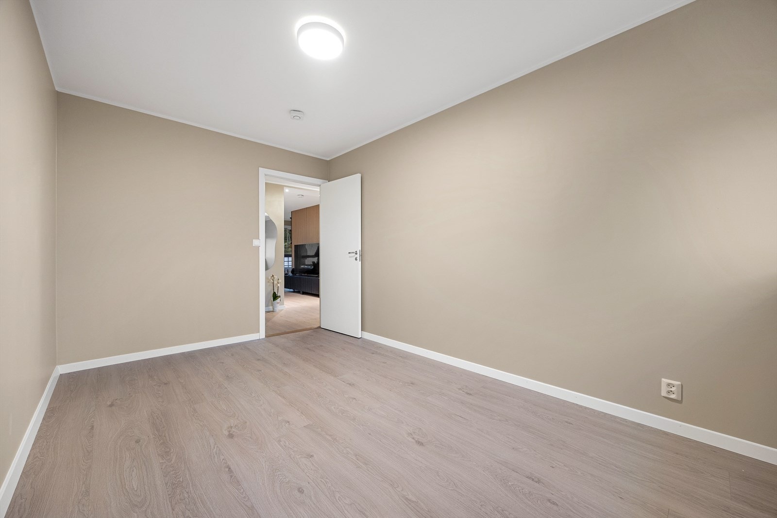 Fra soveromsfløyen er det kort vei tilbake til leilighetens sosiale soner. Galleribilde