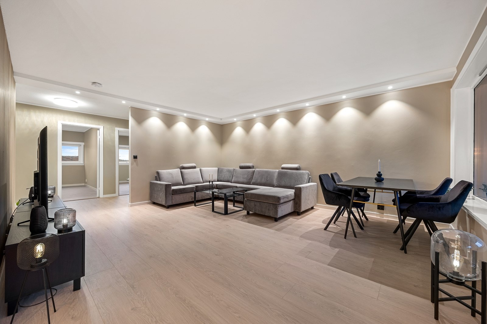 Stuen er romslig og gir god plass til både en større sofagruppe og spisebord. Galleribilde