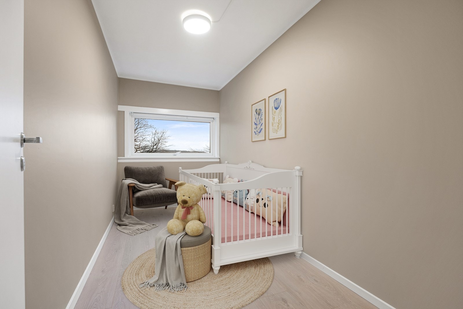 Gjennomgående laminatgulv og malte overflater gir et helhetlig inntrykk i alle soverom. Galleribilde