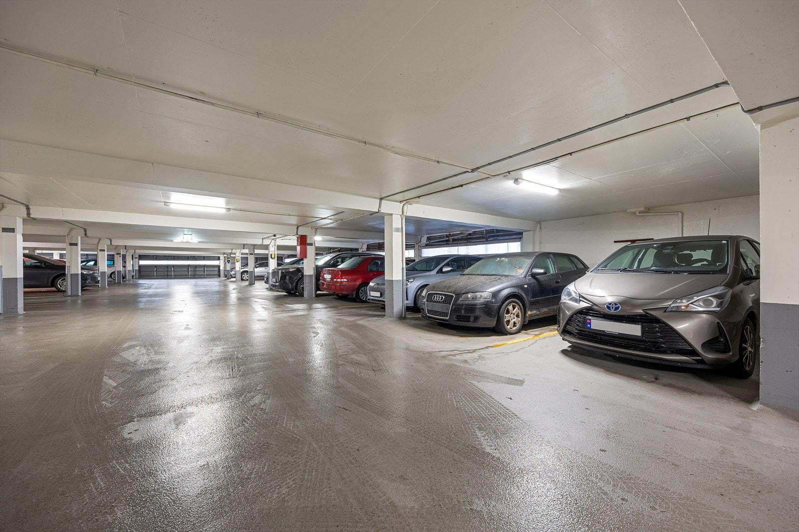 Det medfølger en fast parkeringsplass i felles, låst garasjeanlegg. Galleribilde