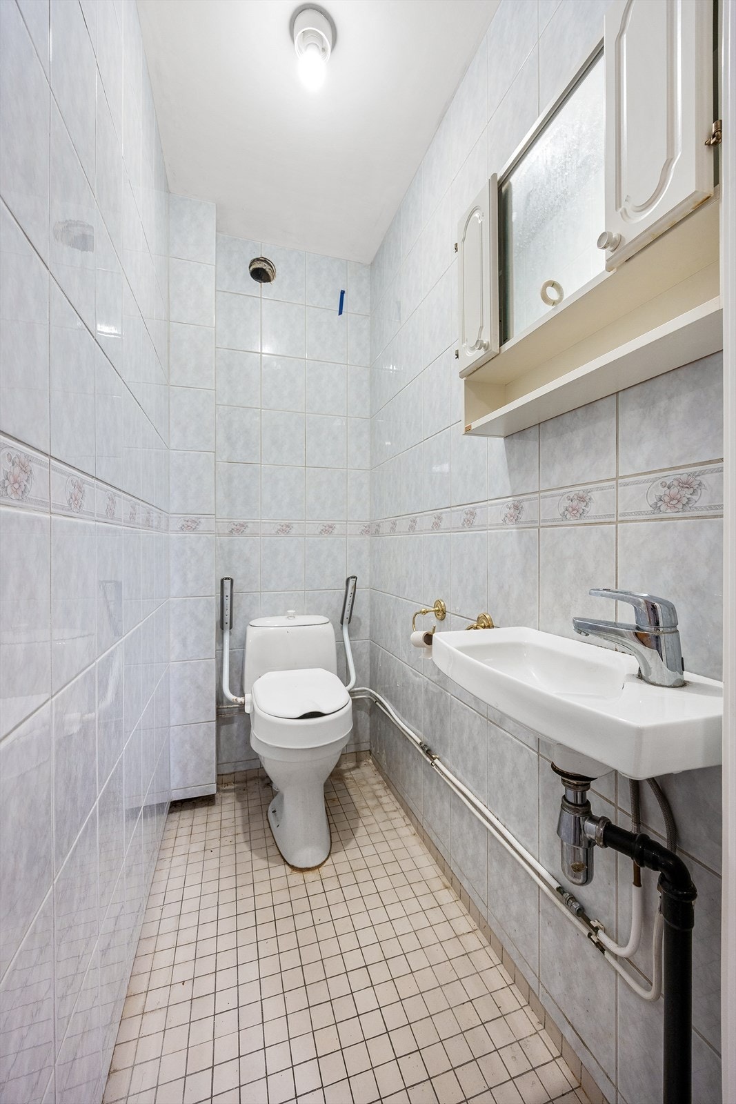 I tilknytning til bad og vaskerom ligger et separat toalettrom med servant. Galleribilde