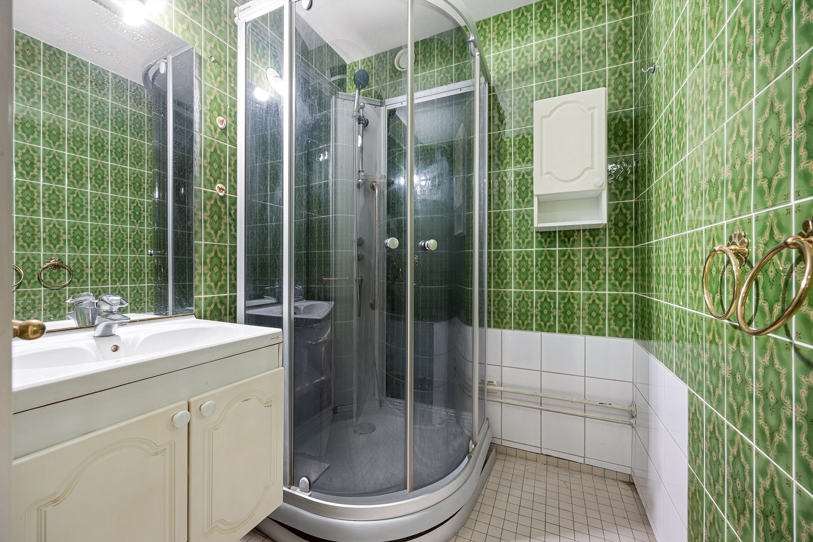 Badet er utstyrt med dusjkabinett. Rehabilitering av badet er planlagt av borettslaget i 2026. Galleribilde