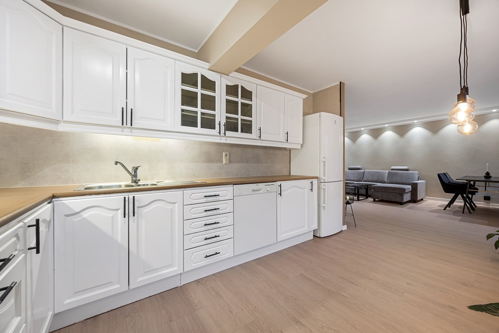 Innredningen byr på rikelig med skap- og skuffeplass, og har opplegg for oppvaskmaskin. Galleribilde