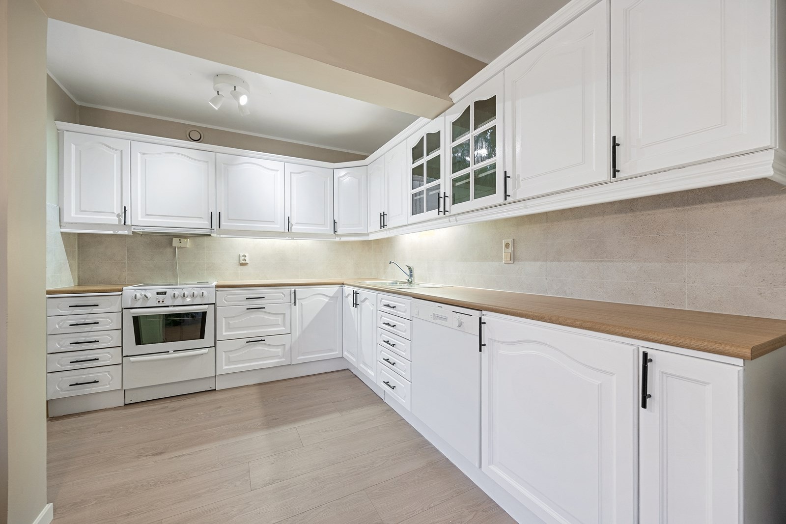 Kjøkkeninnredningen har profilerte fronter og laminat benkeplate med god arbeidsflate. Galleribilde