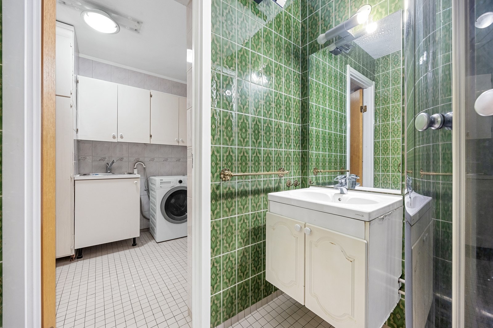 Leiligheten har en funksjonell våtromssone med separat bad, toalett og vaskerom. Galleribilde