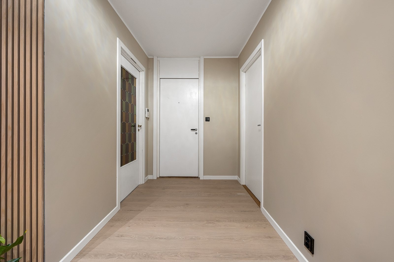 Innbydende entré med dørcalling og adkomst til leilighetens øvrige rom. Galleribilde