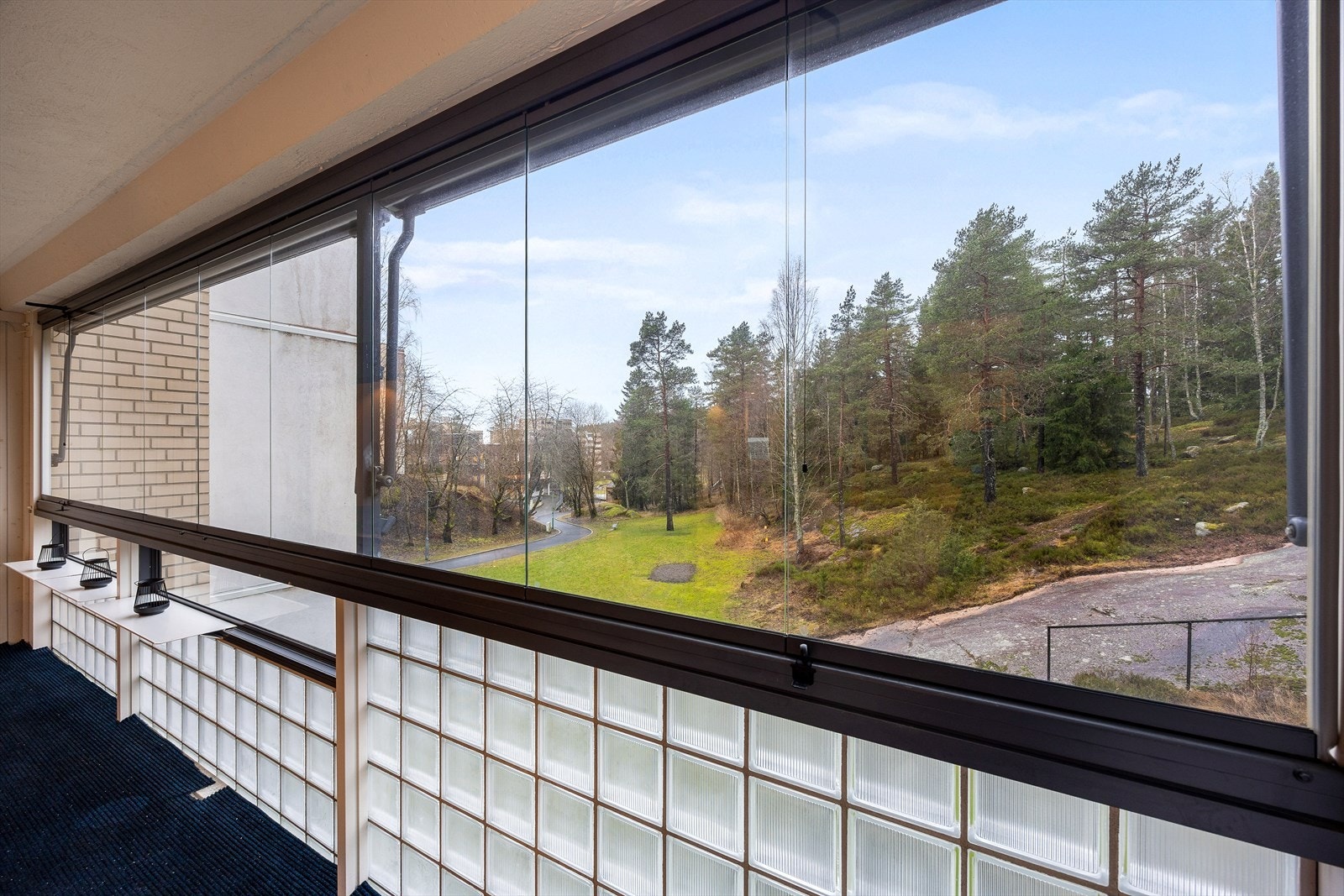 Fra balkongen er det utsyn over borettslagets rolige og grønne fellesarealer. Galleribilde