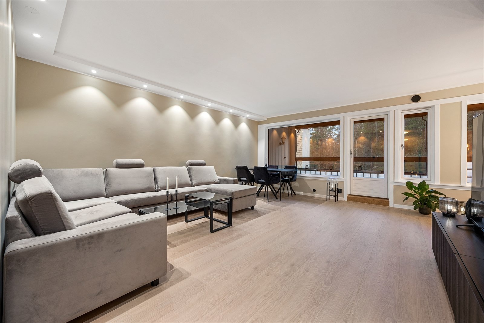 Leiligheten har en åpen og sosial planløsning mellom stue og kjøkken. Galleribilde