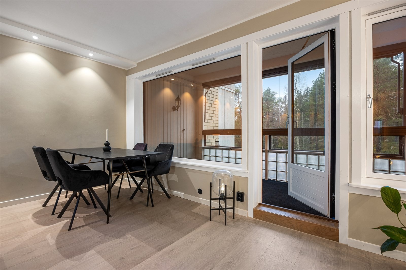 Spiseplassen er plassert i tilknytning til balkongen, med direkte utgang. Galleribilde