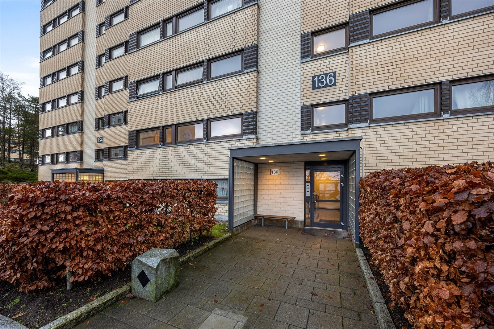 Velholdt inngangsparti. Bygget er oppført med yttervegger forblendet med teglstein. Galleribilde