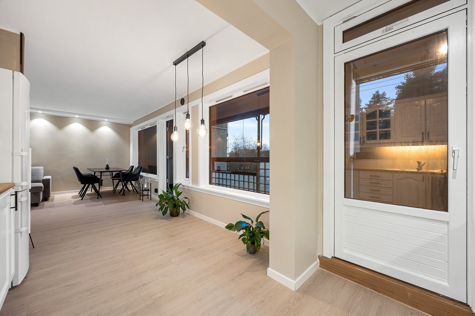 Balkongen har installert belysning, som gir en hyggelig atmosfære på kveldstid. Galleribilde