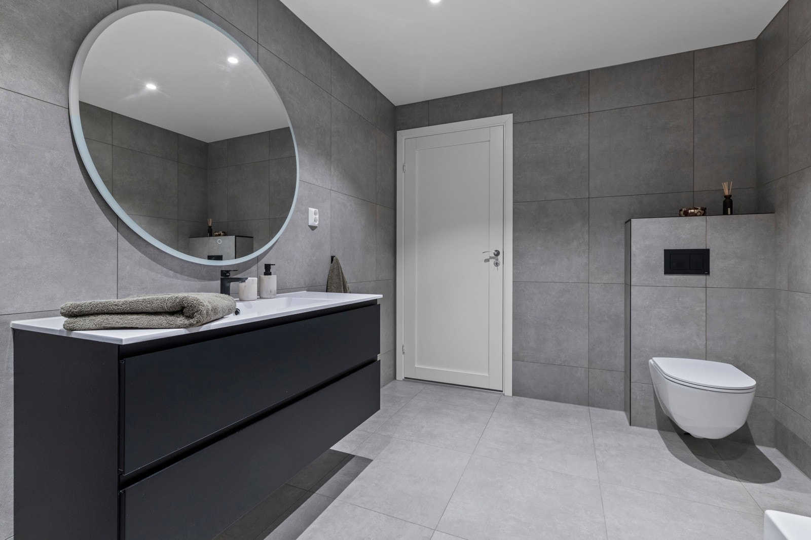 Badet har både badekar og dusjhørne. Galleribilde