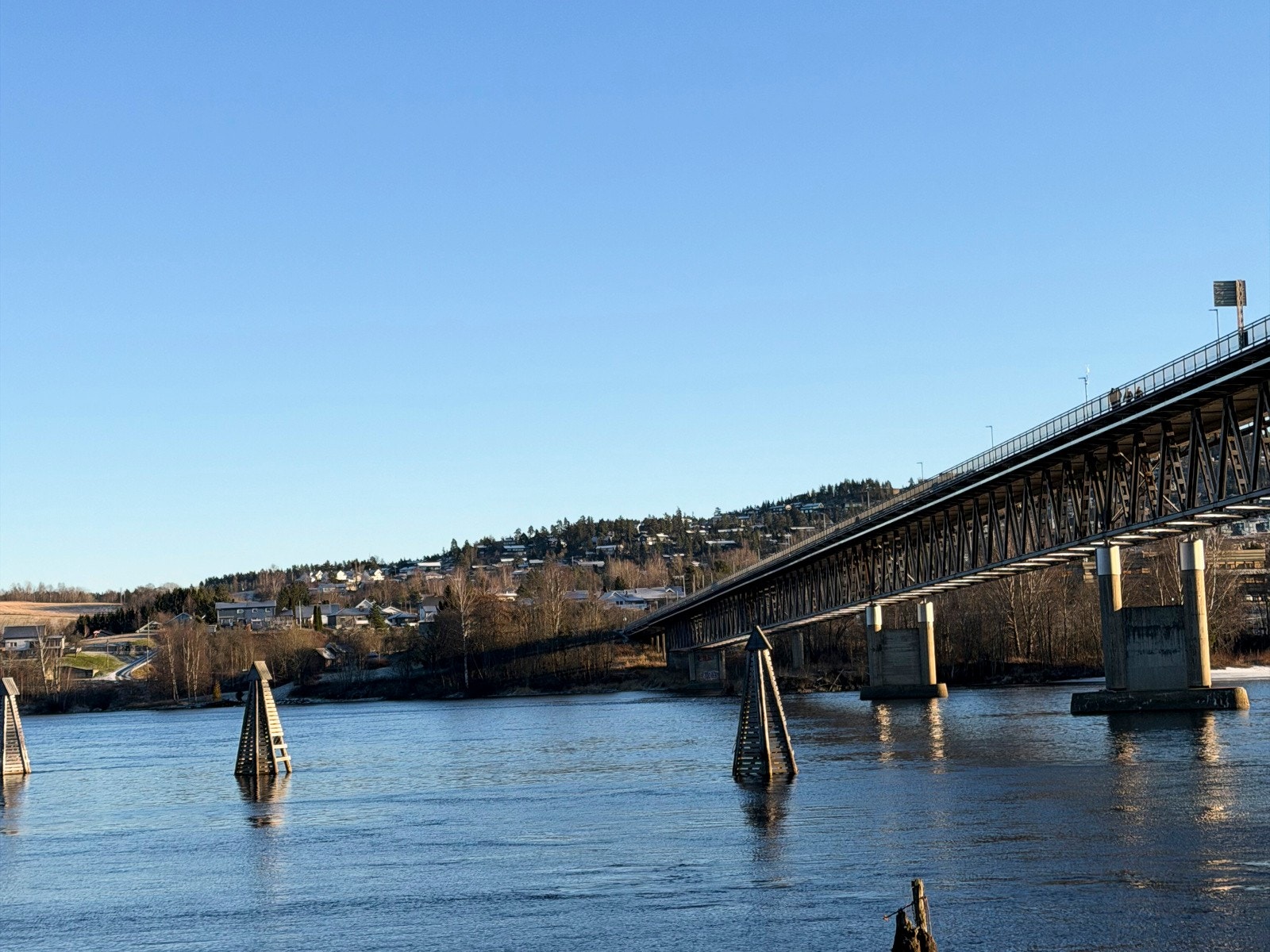 For daglige innkjøp ligger en søndagsåpen Joker rett i nærheten, og både Rema 1000 Fetsund, Spar og Coop Extra Fetsund er lett tilgjengelige - her finner du også Vinmonopolet samt flere serveringstilbud. Galleribilde