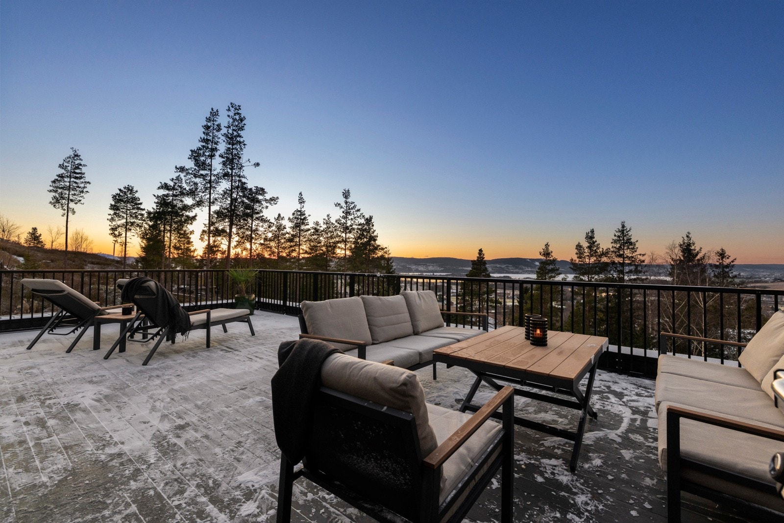 Dette er en moderne halvpart av tomannsbolig fra 2023, beliggende i et rolig og barnevennlig boligfelt på Løkkenåsen med lite gjennomgangstrafikk. Galleribilde