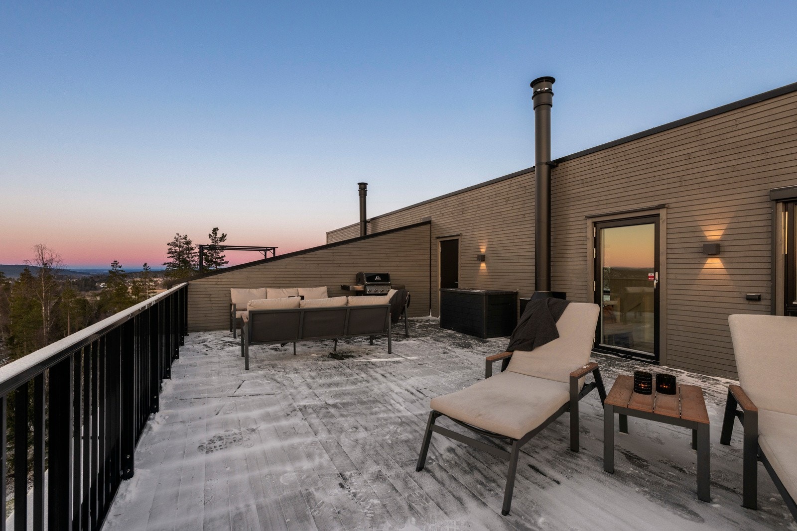 Det er gode møbleringsmuligheter og god plass til lounge, spisebord, grill, solstoler eller annet ønskelig utemøblement. Galleribilde