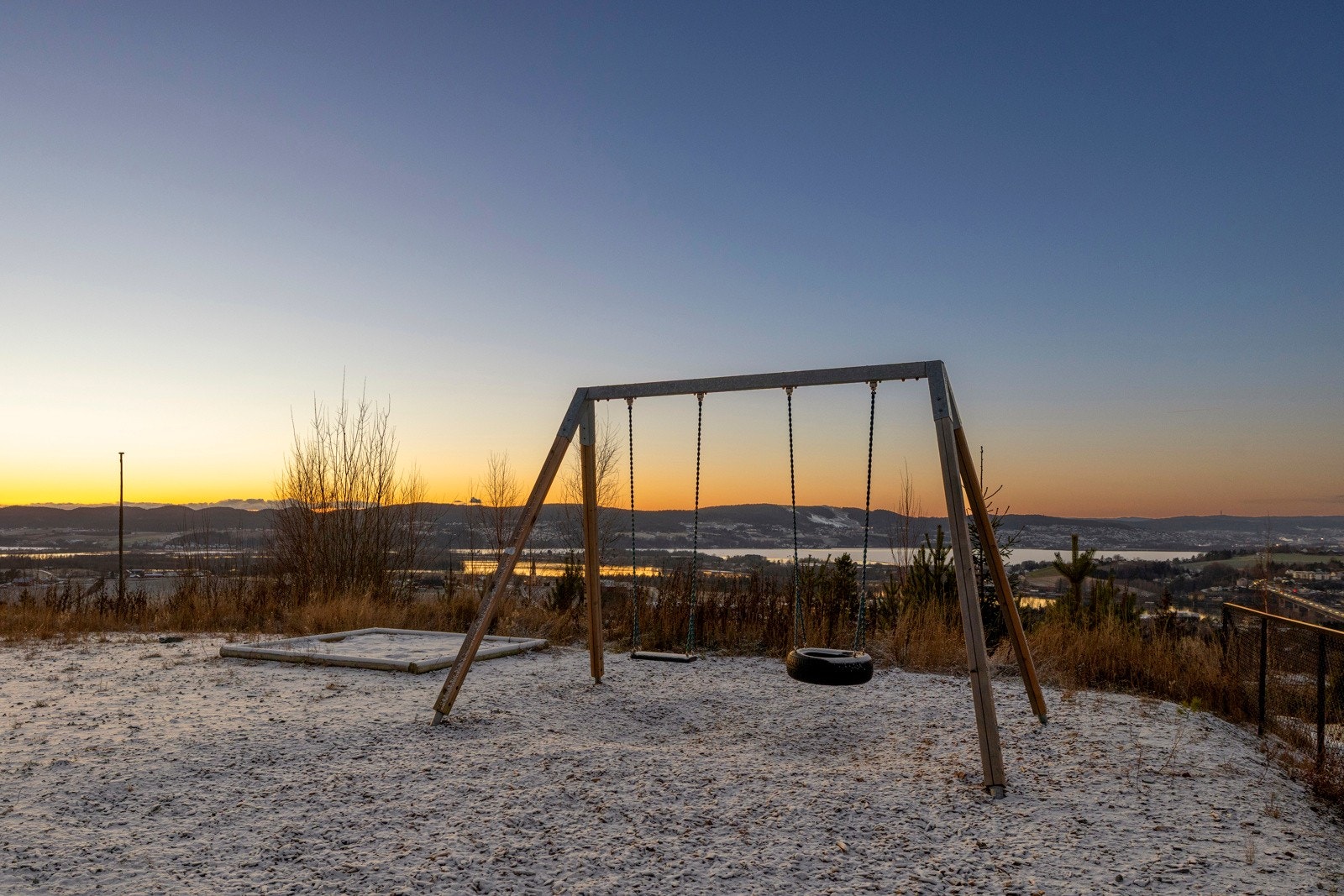På feltet er det etablert lekeplass, og det er kort vei til skog og mark med badeplasser og skiløyper i nærområdet. Galleribilde