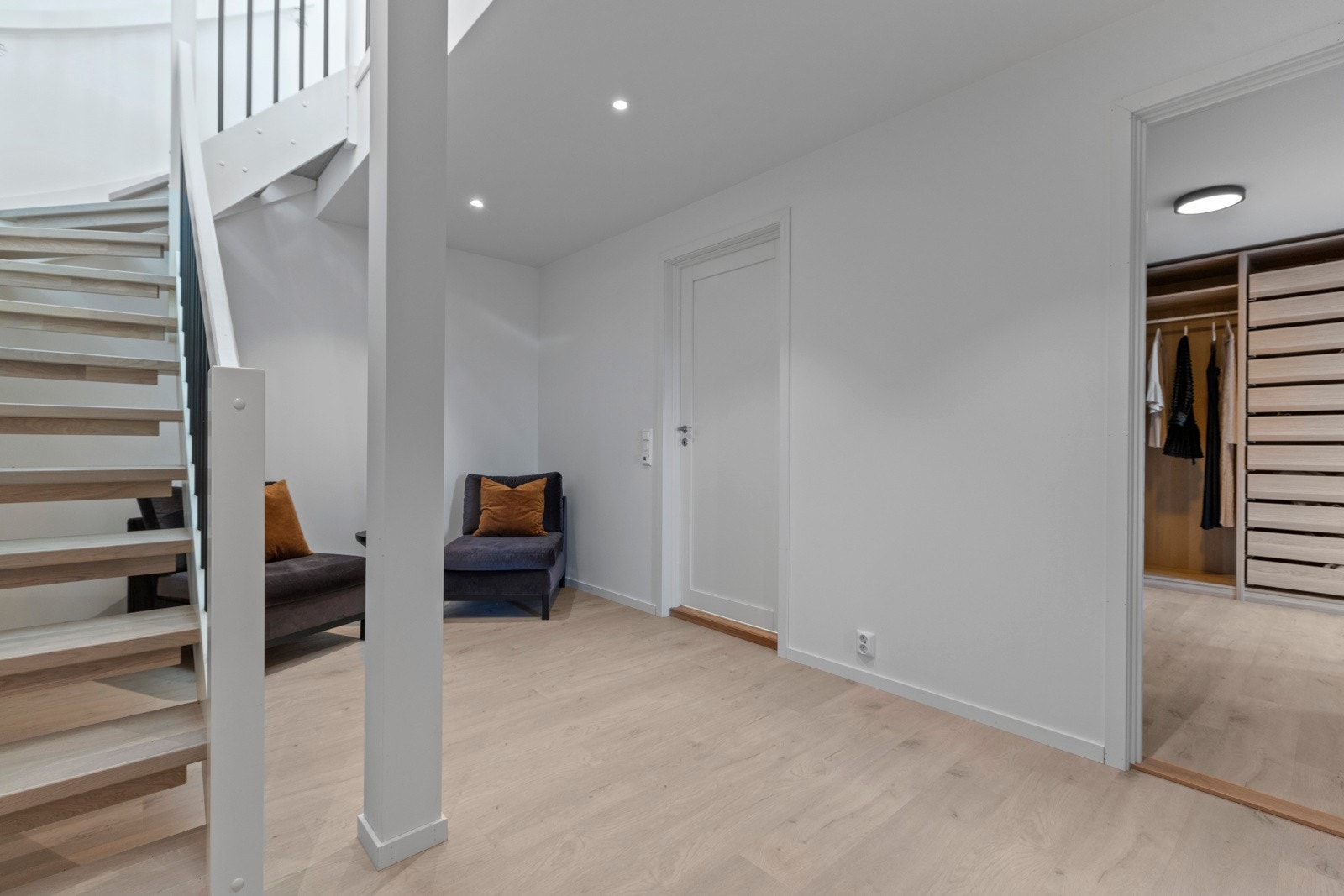 Trappen ned fra -1. etasje leder til en gang med adkomst til tre soverom, omkledningsrom, vaskerom og bad. Galleribilde