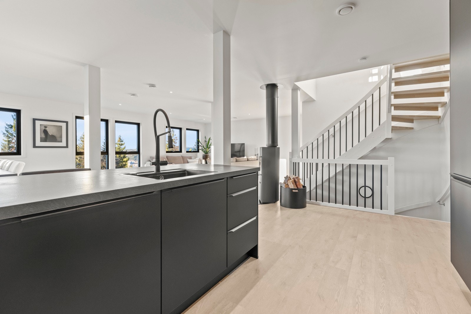 Kjøkkenet er utstyrt med integrerte hvitevarer bestående av nedfelt induksjonstopp med integrert kjøkkenventilator, oppvaskmaskin, kombinert kjøl/frys og stekeovn. Galleribilde