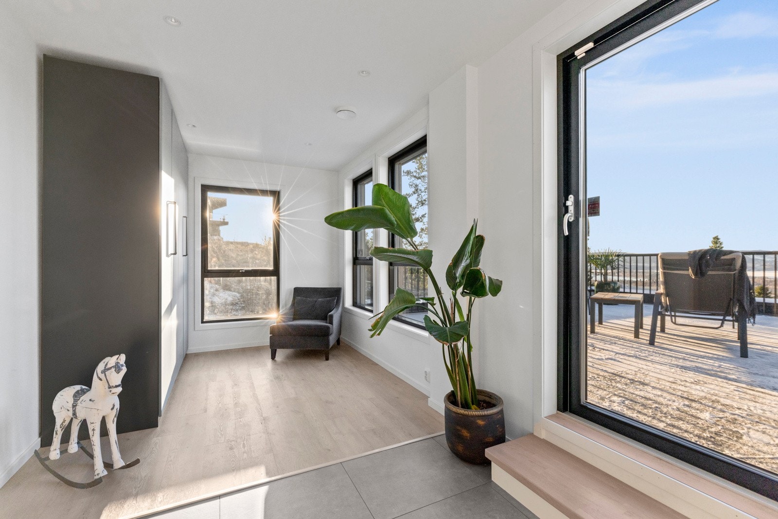 Videre er entréen innredet med store garderobeskap som gir gode oppbevaringsløsninger for yttertøy og sko, og bidrar til et ryddig og funksjonelt inngangsparti. Galleribilde