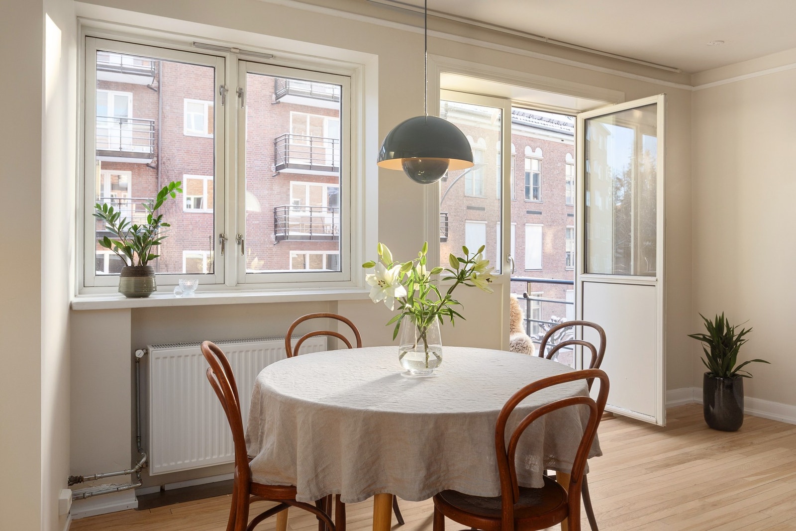 Her får du rikelig med plass til stor spisegruppe - perfekt for deg som trives med å samle venner og familie til måltider og sosiale anledninger. Galleribilde