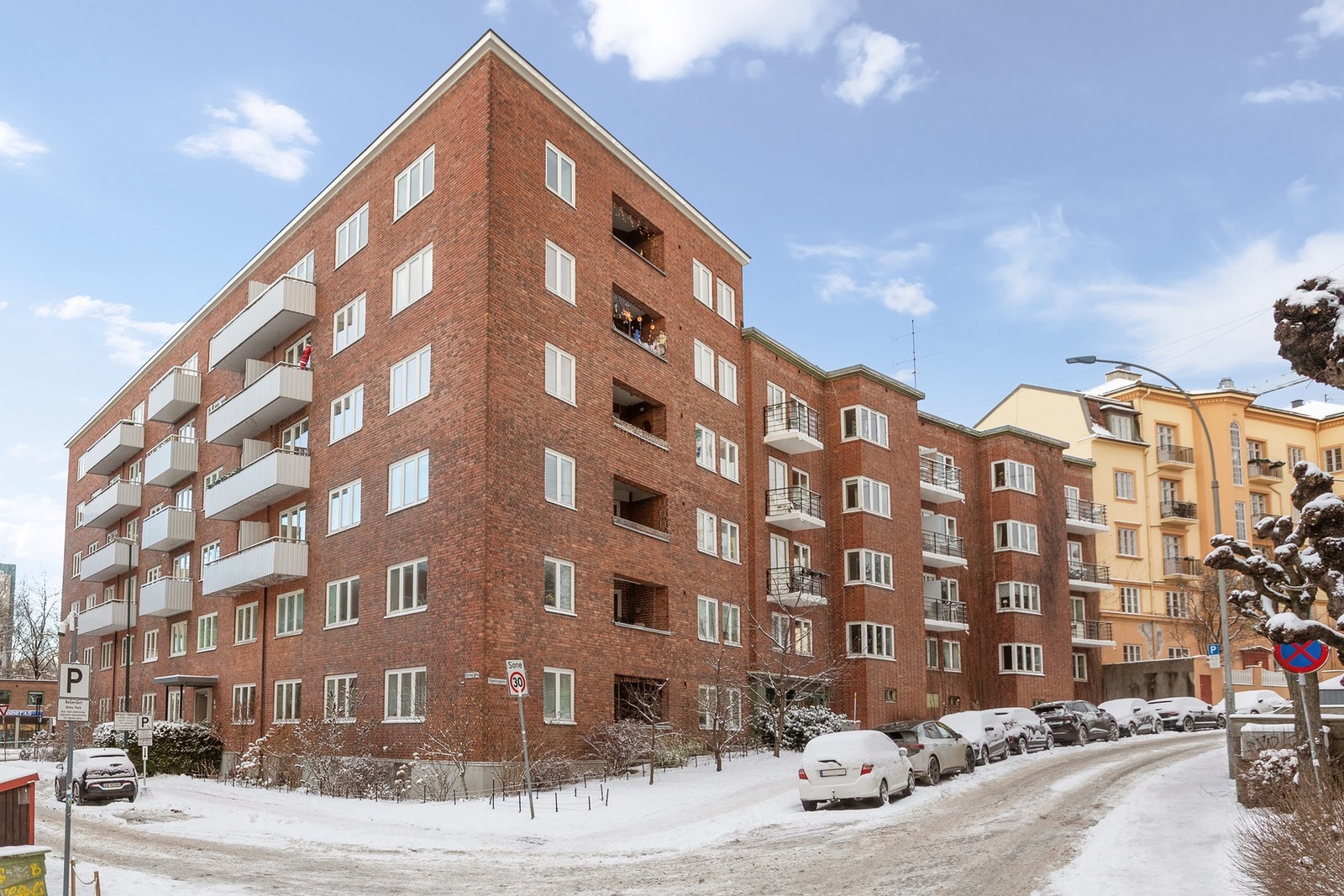 Bygget har en flott fasade med klassisk og gjennomført stil. Galleribilde