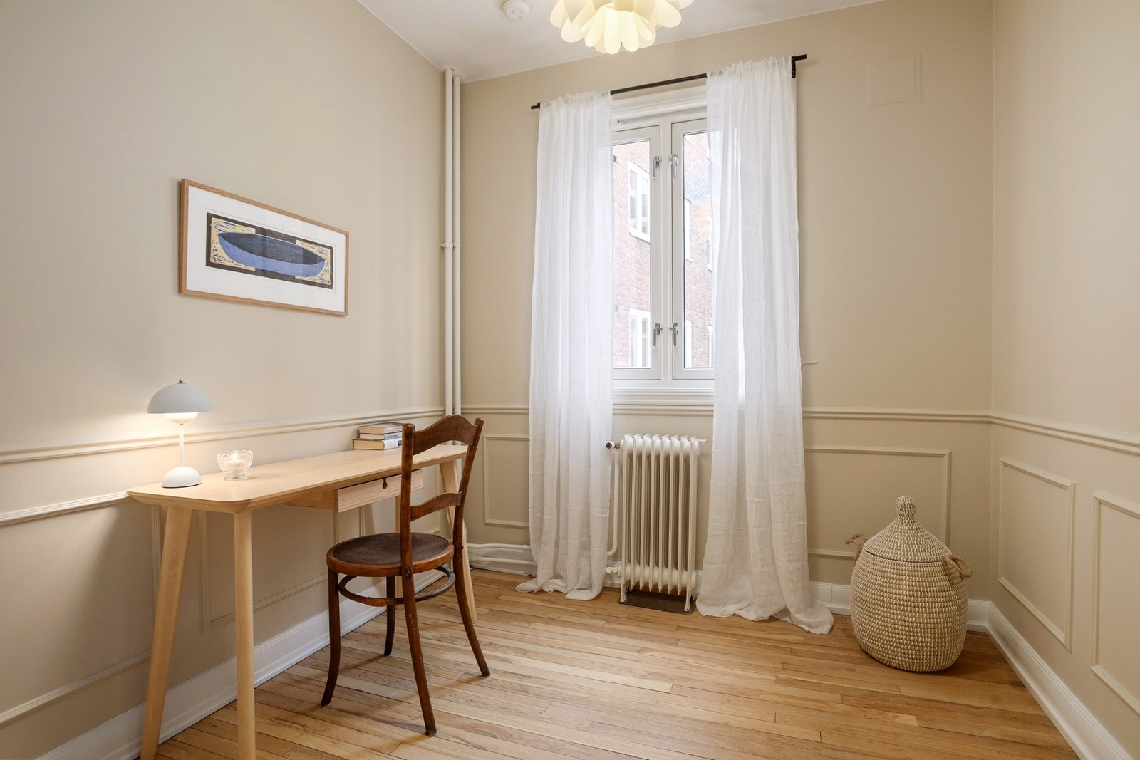 Dette lyse og trivelige rommet kan brukes som barnerom, hjemmekontor eller gjesterom. Med store vinduer og god plass til seng, skrivebord og oppbevaring, gir det et fleksibelt rom tilpasset dine behov. Galleribilde