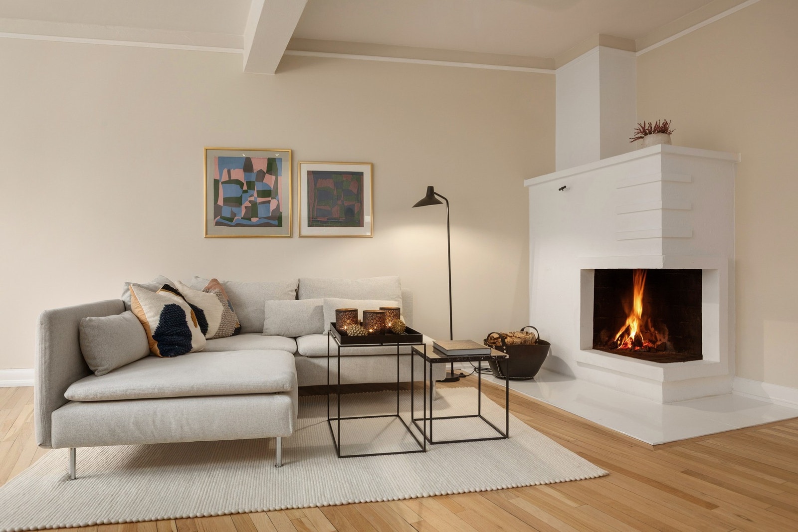 Det er god plass til en større sofagruppe og tilhørende møblement. Peisen gir en lun atmosfære og blir et naturlig samlingspunkt på kjølige kvelder. Galleribilde