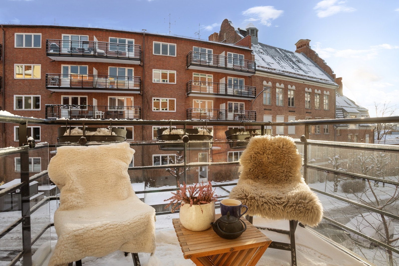 Den sydøstvendte balkongen på ca. 3 kvm er en liten perle - ideell for stille morgener og avslappende øyeblikk i en travel hverdag. Galleribilde