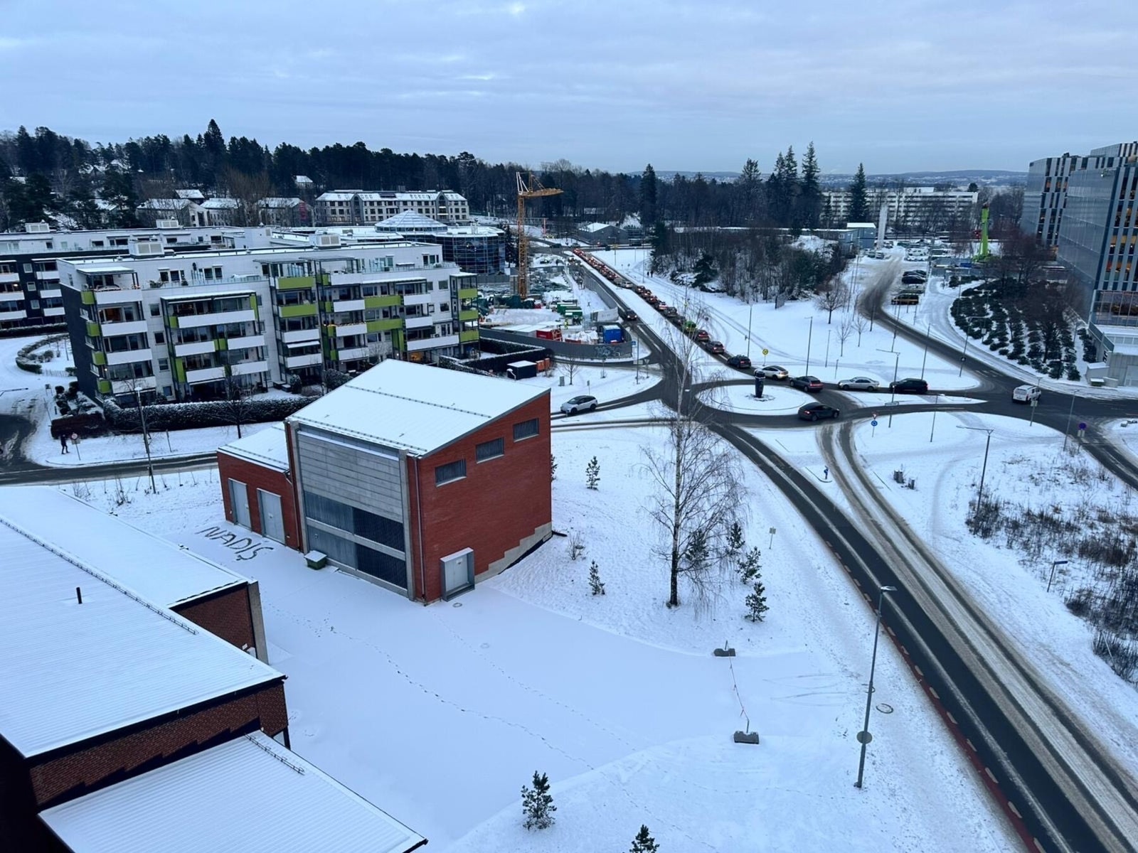 Det gjøres oppmerksom på at de andre annonsebildene er tatt ved et tidligere tidspunkt. Det har i etterkant blitt satt opp et nytt bygg utenfor aktuell blokk (det rødbrune bygget midt i bildet) Galleribilde